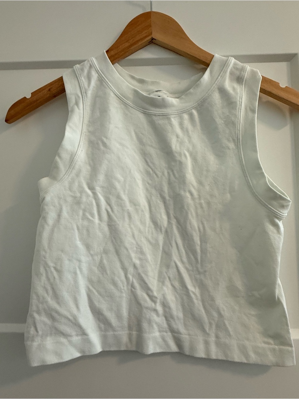 Dynamic Women's White Sleeveless Crop Tank Top
